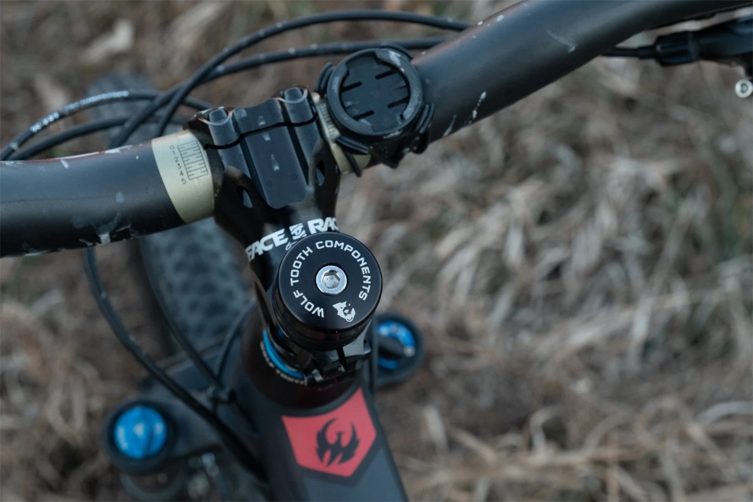 Wolf-tooth Wolf Tooth Compression Plug With Integrated Spacer Stem Cap 1 1/8'' Black 4 Wolf-tooth Wolf Tooth Compression Plug With Integrated Spacer Stem Cap 1 1/8'' Black - Image 4